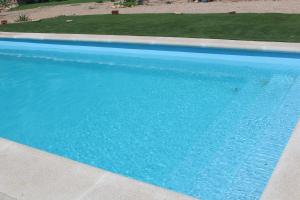 卡兰达Cabezo Buñuel Hostal的蓝色海水大型蓝色游泳池