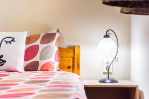 索非亚Madrid 2BDR near Metro, Serdika Mall - ACs - Cot的一间卧室配有一张带台灯和枕头的床