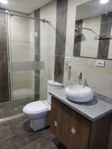 伊瓦格SAN FELIPE CASA QUINTA的浴室配有卫生间、盥洗盆和淋浴。