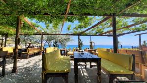 KösedereÖzen Boyabağı的一间设有桌椅的海洋餐厅