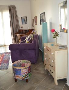 卢克索House of Hathor的客厅配有紫色沙发和桌子