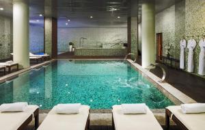 巴塞罗那巴塞罗那玛丽娜H10酒店的一个带浴缸和浴室的游泳池