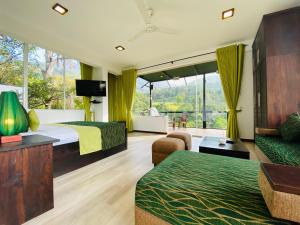 贝里胡罗亚The Glenrock的酒店客房设有两张床和大窗户。