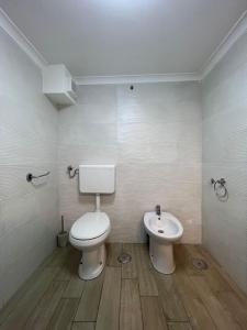 那不勒斯Casa Vacanza , Marianna的一间带卫生间和水槽的浴室
