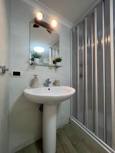 那不勒斯Casa Vacanza , Marianna的浴室设有白色水槽和镜子