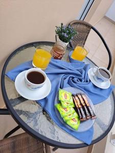 帕拉代西翁Lydia's cozy house的一张带蓝餐巾的桌子和两杯咖啡
