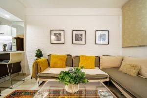 雅典The excellent home的带沙发和黄色枕头的客厅