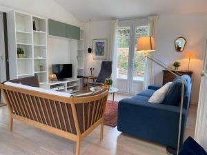 Montbrun-des-CorbièresNeuve Romantique的客厅配有蓝色的沙发和桌子