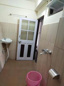 大吉岭DukeRaj Homestay的一间带粉红色卫生间和盥洗盆的浴室