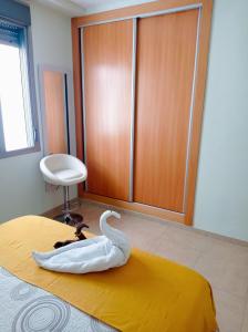 卡沃内拉斯Luz de Mar.的天鹅装饰坐在房间里的床边