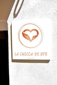 加利波利La Chicca di Ste的墙上的别致比萨饼店标志