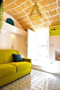 加利波利La Chicca di Ste的客厅设有黄色的沙发和窗户。