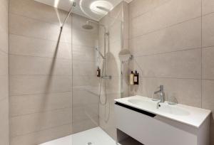 科利尤尔Les Appartements de Collioure的带淋浴和盥洗盆的白色浴室