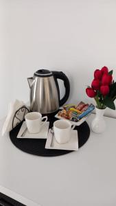大格拉迪什泰Lago d'argento sobe的桌子,有2杯茶和茶壶,花