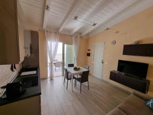 罗萨岛Appartamento Spargi的客厅配有桌子和沙发