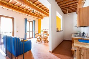 蒙泰斯佩尔托利La Casa nel Borgo 418 con garage的厨房以及带桌椅的起居室。