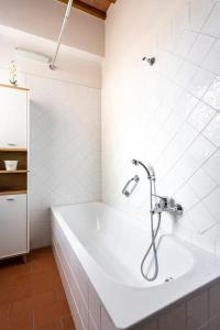蒙泰斯佩尔托利La Casa nel Borgo 418 con garage的带浴缸和淋浴的浴室