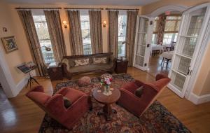 巴港Bass Cottage & Ullikana的客厅配有沙发、椅子和桌子