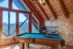 鸽子谷Aspen's Envy, 4 Bedrooms, Sleeps 16, Pool Table, Hot Tub, Mountain Views的小屋内的一个房间里一张台球桌