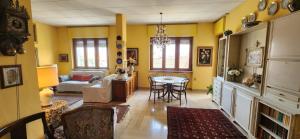 亚历山德里亚Sunflower House的客厅设有黄色的墙壁和桌椅