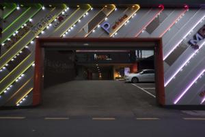 釜山沙上马科斯汽车旅馆的停车场内有车的隧道