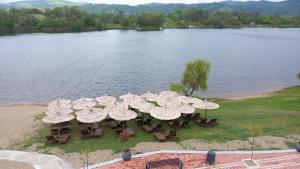 大格拉迪什泰Lago d'argento sobe的湖面上一组桌子和遮阳伞的上方景色