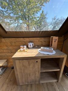 兰波雷基奥GLAMPING SUITE IL GRILLO的一张木桌,上面有蛋糕