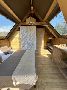 兰波雷基奥GLAMPING SUITE IL GRILLO的阁楼上的卧室配有一张大床