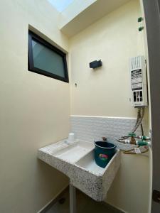 帕丘卡德索托Loft Platino的一间带水槽和镜子的浴室