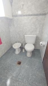 卢汉德库约Alquiler por día/semana的一间带卫生间和坐浴盆的浴室