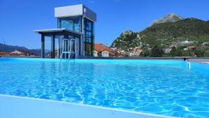 VrgoracHotel Prvan的一座带水塔的游泳池