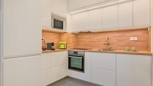 萨格勒布Good Vibes的厨房配有白色橱柜和水槽