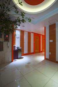 釜山沙上马科斯汽车旅馆的墙壁上装饰有橙色和白色条纹的房间
