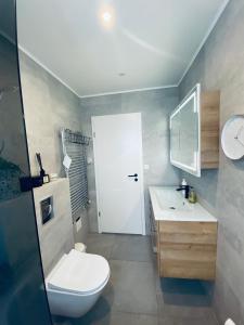 凯夫拉维克Easy Stay的浴室配有白色卫生间和盥洗盆。