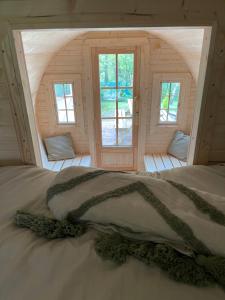 Florent-en-ArgonneLe Hameau的木间内的一张床位,设有两个窗户