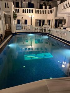 佩里萨波尔图佩里萨酒店的大楼内一个蓝色的大型游泳池