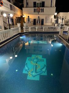 佩里萨波尔图佩里萨酒店的一个带锚的水上大型游泳池
