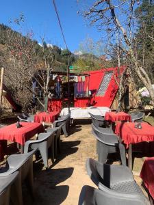 马拉里SGM Camp & Cottage的一组桌椅,配有红色桌布