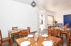 塔拉波托CASONA DON LUCAS的用餐室配有木桌和椅子