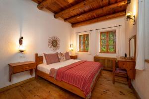 费特希耶Watermill Villa & Hotel Faralya的一间卧室配有一张床、一张书桌和窗户。