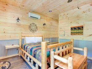 加特林堡Bearly Hidden, 1 Bedroom, Loft, Resort Pool, Hot Tub, Fireplace, Sleeps 5的小木屋卧室配有1张床和1张书桌