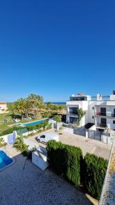 维拉诺瓦德卡塞拉Beachfront house,Manta Rota,Algarve的享有带游泳池的度假村的空中景致