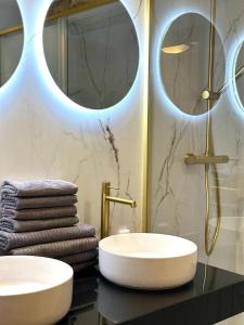 博尔钮乌绿洲拉斯棕榈公寓的浴室设有2个水槽和2面镜子