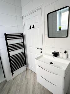 滨海绍森德Cliffs Pavilion 2 Bedroom Apartment的浴室设有白色水槽和镜子