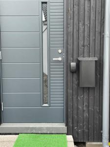 StenhamraOrres Guesthouse Stenhamra, Ekerö的前面有绿垫的蓝色门