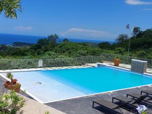 欧丘里欧PYRAMID JOY, 2 Bedroom Villa, Ocho Rios, Jamaica的海景游泳池
