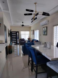 欧丘里欧PYRAMID JOY, 2 Bedroom Villa, Ocho Rios, Jamaica的客厅配有桌子和蓝色椅子