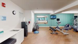 伯灵顿南伯灵顿快捷假日酒店的一间设有健身房的房间,里面设有健身器材