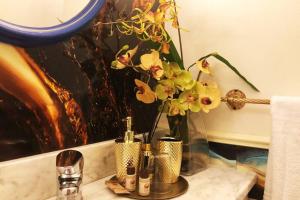 普拉托Rosymarty Apartment-vicino Firenze的浴室柜台,里面装有花瓶