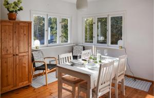 诺尔雪平Beautiful Home In Norrkping With Wifi的一间带桌椅和窗户的用餐室